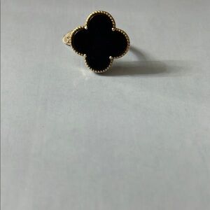 Elegant Black and Gold Clover Ring